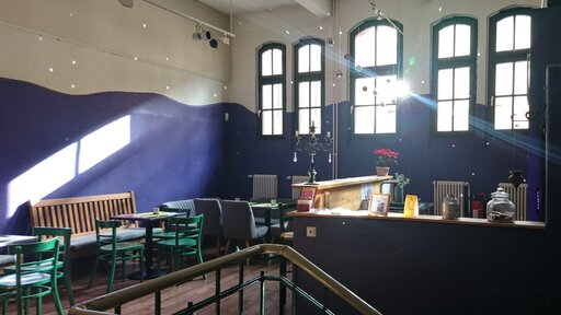 Café im Volksbad Buckau, lila gestrichen mit Bar und schöner Atmoshäre