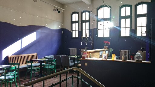 Café im Volksbad Buckau, lila gestrichen mit Bar und schöner Atmoshäre